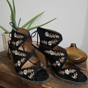 Qupid Black Embroidered Womens Heel